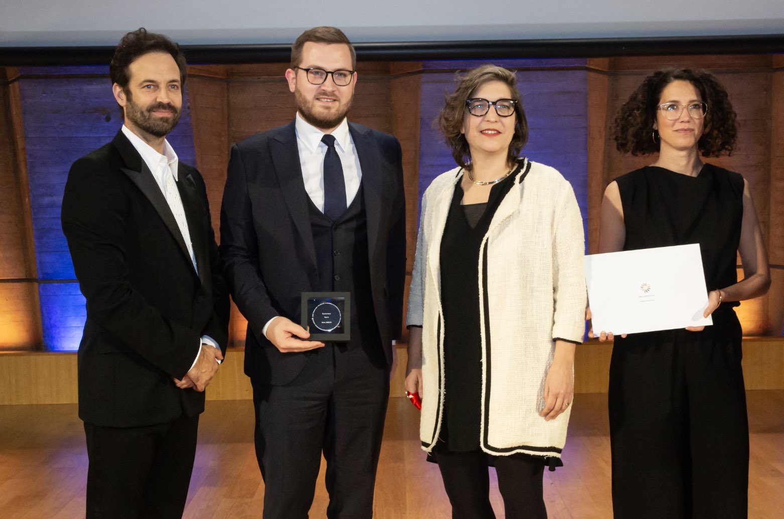 Remise d'une médaille au Prix Versailles