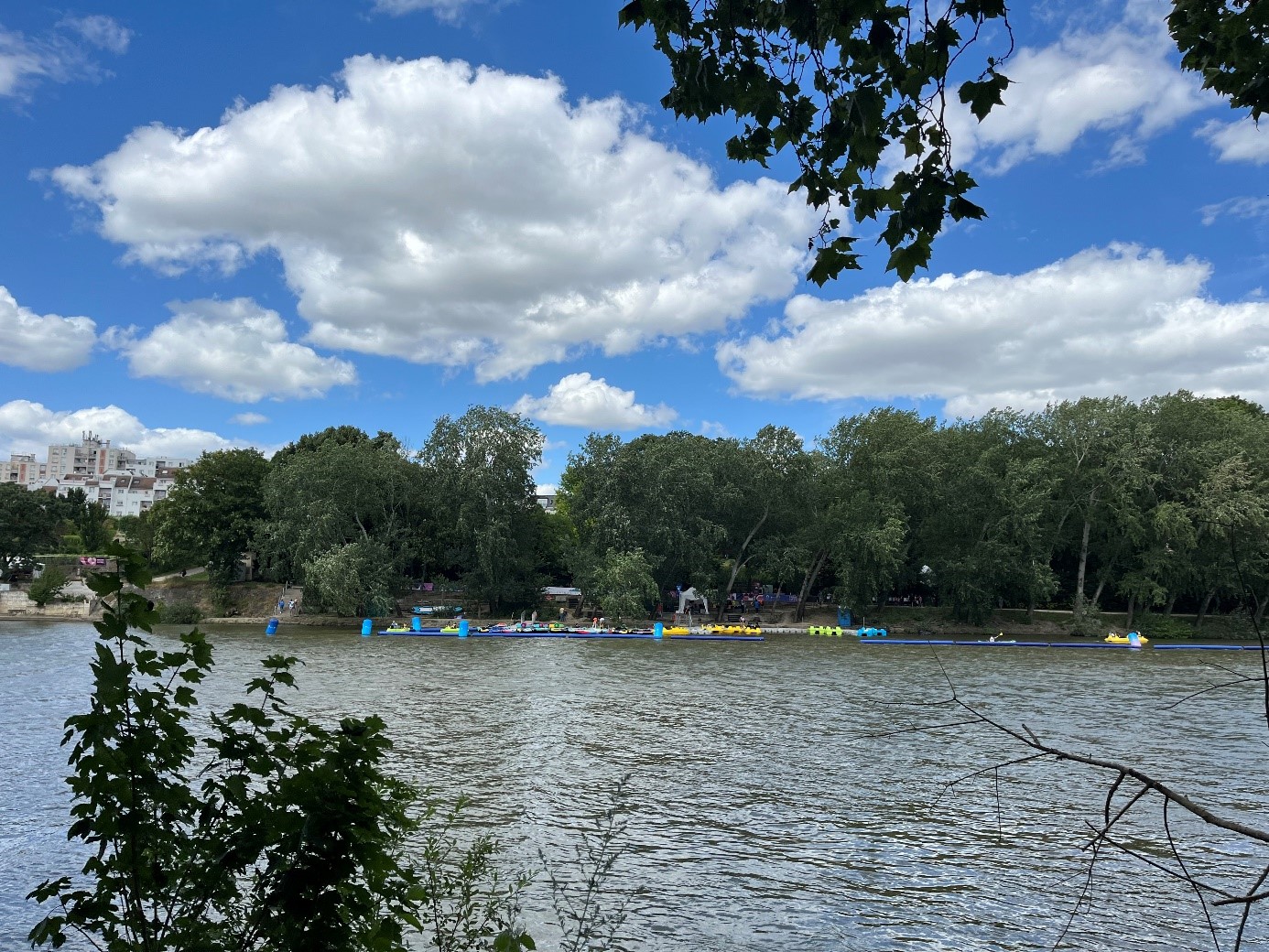 Le Club Seine vu depuis les berges de l’Île Saint-Denis 