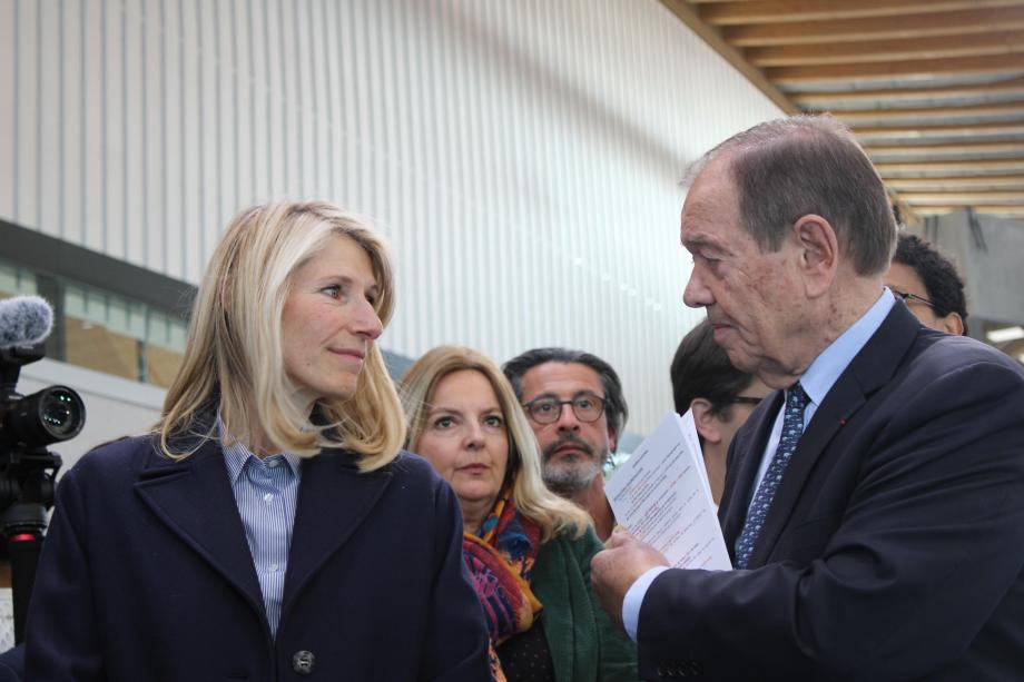 Marie Barsacq, Ministre des Sports, de la Jeunesse et de la vie Associative et Patrick Ollier, Président de la Métropole du Grand Paris, lundi 3 mars, lors de la visite du Centre Aquatique Olympique Métropole du Grand Paris